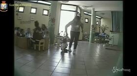 Schiaffi, minacce e spintoni: il video dei maltrattamenti all’asilo nido nel Pavese