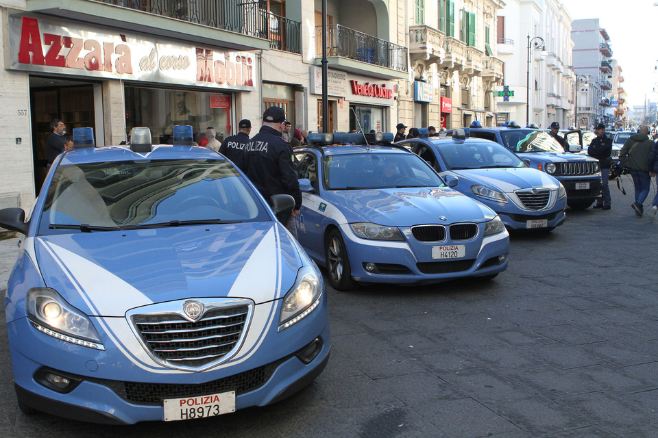 Ruba l’auto a una settantenne e la costringe a girare con lui per Roma