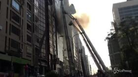 Dacca, grattacielo avvolto dalle fiamme: almeno 5 morti