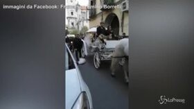 Napoli, carrozze e trampolieri per le nozze tra la vedova del boss e un cantante