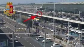 Fiumicino, algerino minaccia di lanciarsi: il salvataggio in extremis