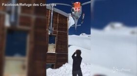 Neve sul tetto: ci pensa l’elicottero