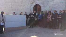 Assisi, cancelliera Merkel dona parte del Muro di Berlino al Sacro Convento