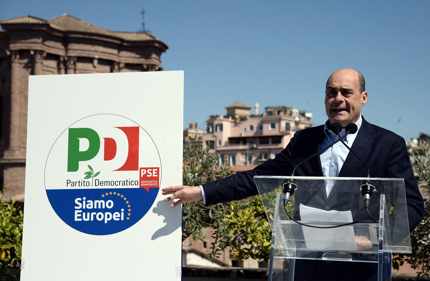 Pd, Zingaretti presenta il simbolo per le europee: “Unità per fermare deriva nazionalista”