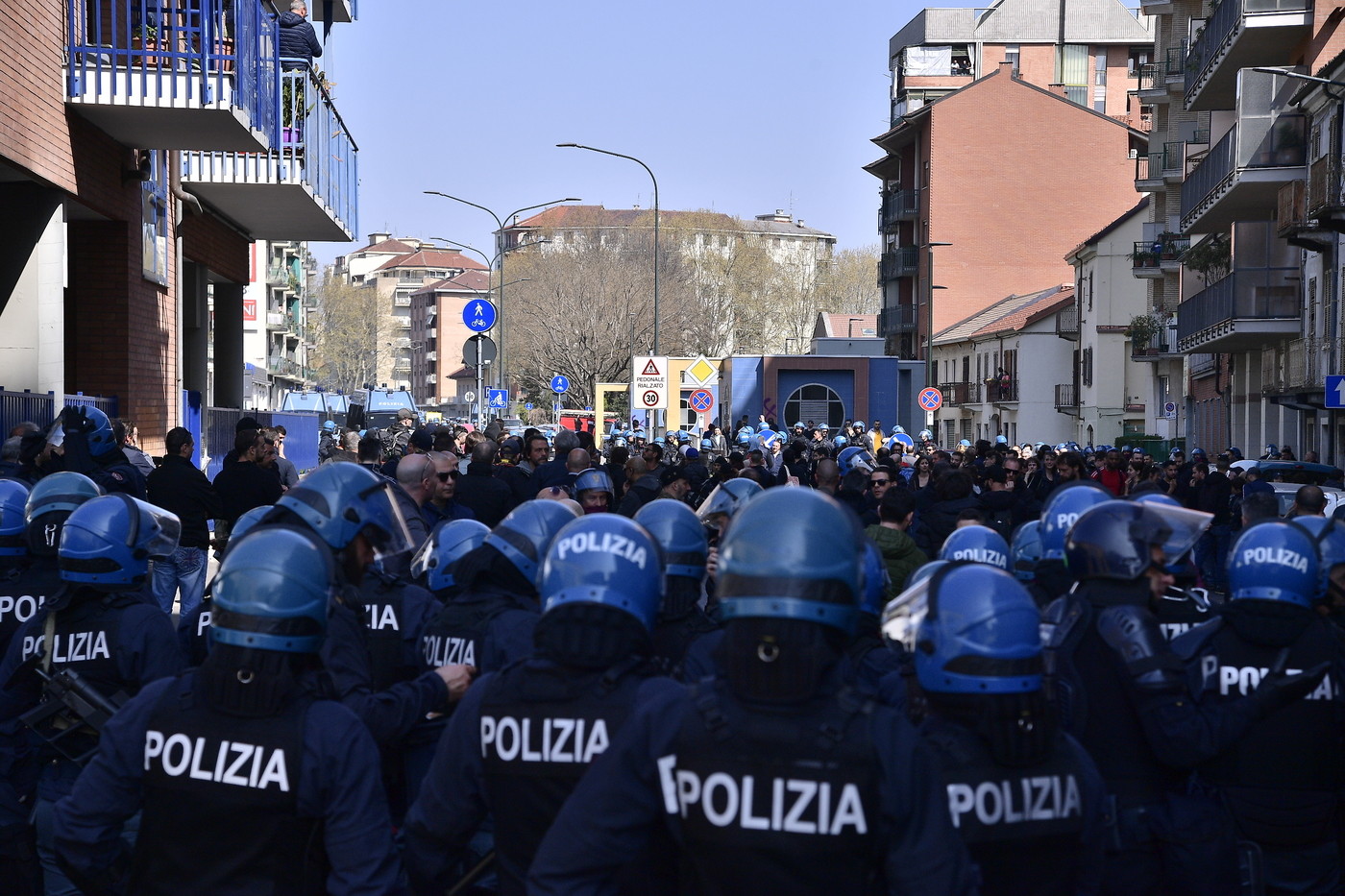 Maxi corteo degli anarchici a Torino: quattro arresti e nove denunce