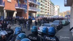 Torino, il corteo degli anarchici fermato dagli agenti di polizia