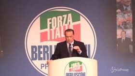 Europee, Berlusconi presenta simbolo FI: “Gli italiani non hanno capito nulla, si espongono a comunisti di strada”