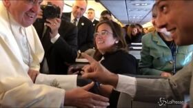 Scherzo al Papa durante la presentazione: il giornalista ritrae di scatto la mano