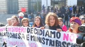 Verona, gruppo di donne canta “Bella ciao” alla contromanifestazione