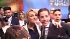 Forza Italia, Francesca Pascale tra baci e selfie: “Senza Silvio il partito non esiste”