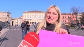 Verona, l’antiabortista con il crocifisso in mano: “A voi piace che si uccidano i bambini?”