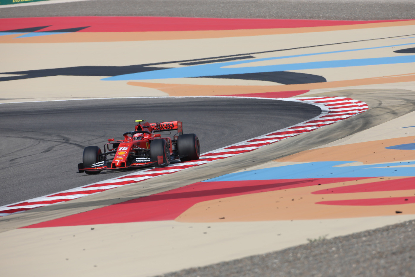 Gp del Barhain, vince Hamilton davanti a Bottas. Terzo, ma che sfortuna, un grande Leclerc