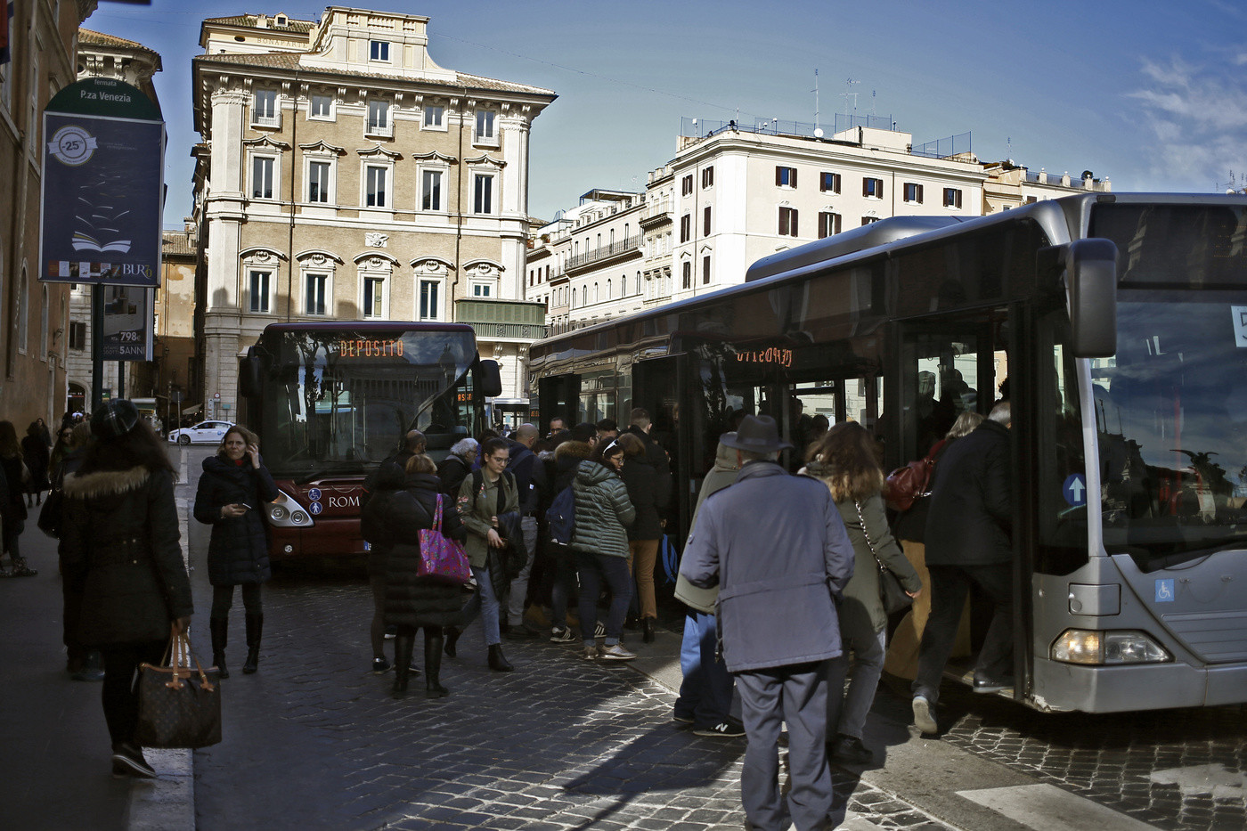 Roma, insulti e botte agli stranieri sul bus: fermata baby gang