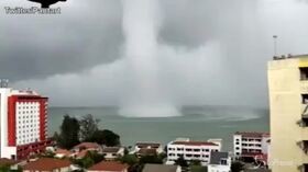 Malesia, la tromba marina si avvicina alla costa: le immagini fanno paura