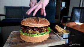 Tokyo, un hamburger da 900 dollari: è dedicato al nuovo imperatore