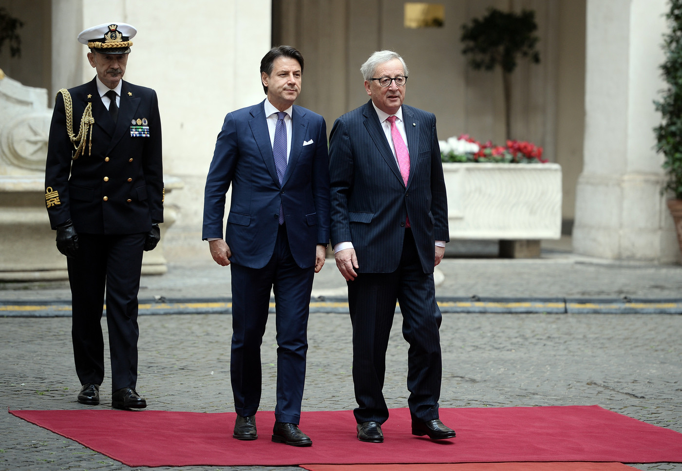 Conte: “Andiamo avanti con l’espansione. Il Def non cambia”. Juncker: “Grande amore tra Italia e Ue”