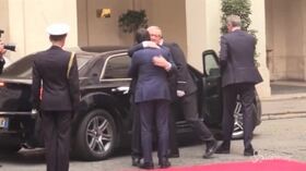 “Ci amiamo moltissimo”, siparietto fuori programma Conte-Juncker