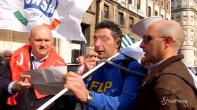 Milano, protesta dipendenti Agenzia Entrate: “Noi siamo funzionari, non siamo mercenari”