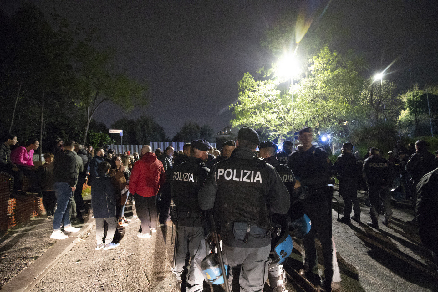 Roma, rom trasferiti in altri centri dopo le proteste a Torre Maura. Raggi: “CasaPound e FN fomentano odio razziale”
