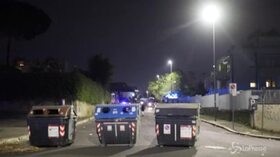 Roma, violenta protesta a Torre Maura per l’arrivo dei rom
