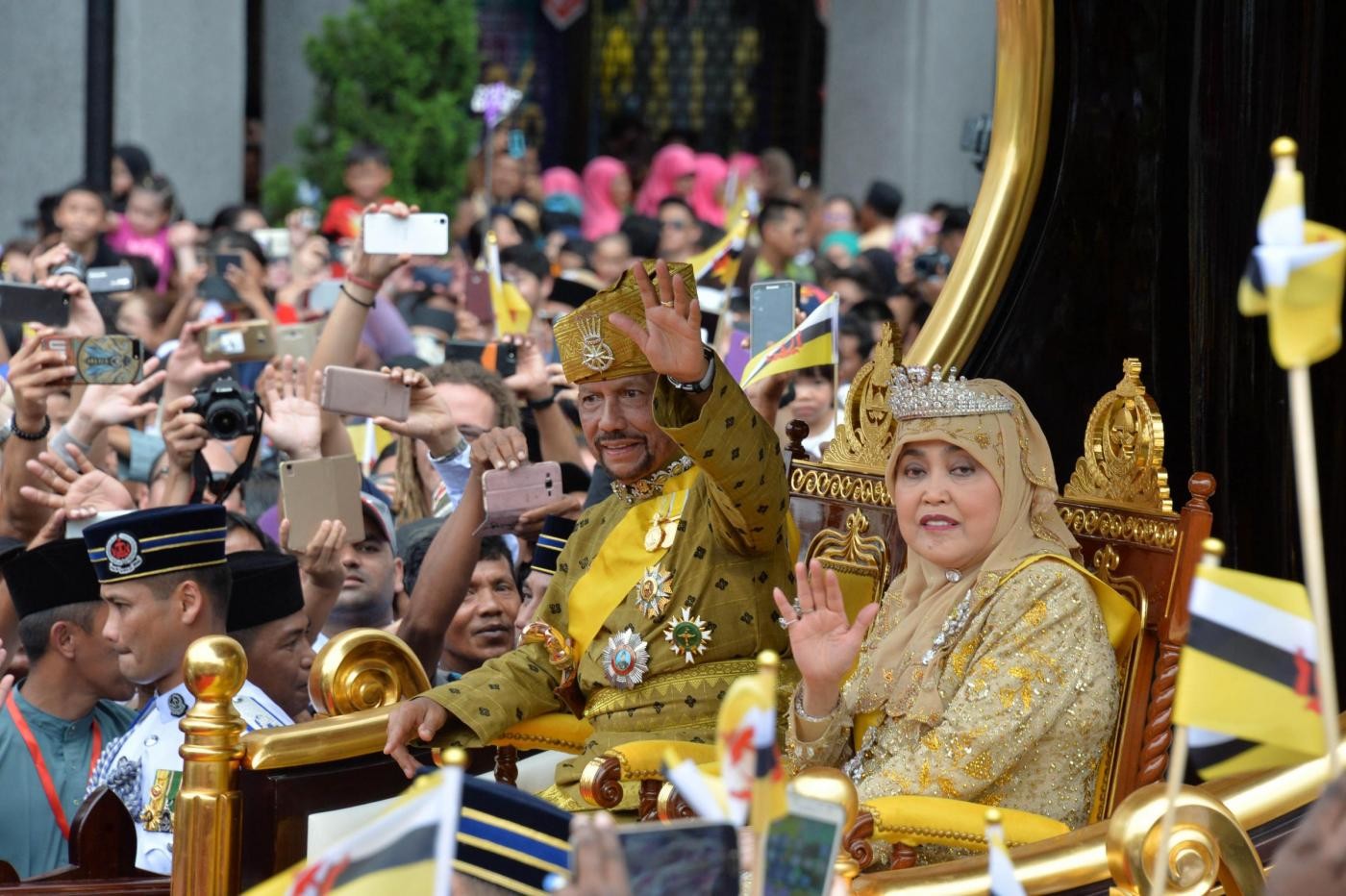 Brunei, in vigore pena di morte per lapidazione per gay e adulteri. Ue: “Non violi diritti umani”