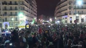 Algeria, festa in strada per le dimissioni di Bouteflika