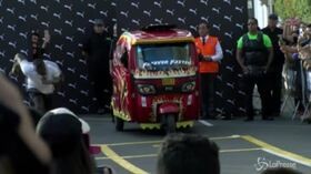 Bolt sfida un mototaxi e vince: l’incredibile gara in Perù