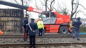 Incidenti sul lavoro, nel Milanese due operai morti schiacciati da lastra metallica