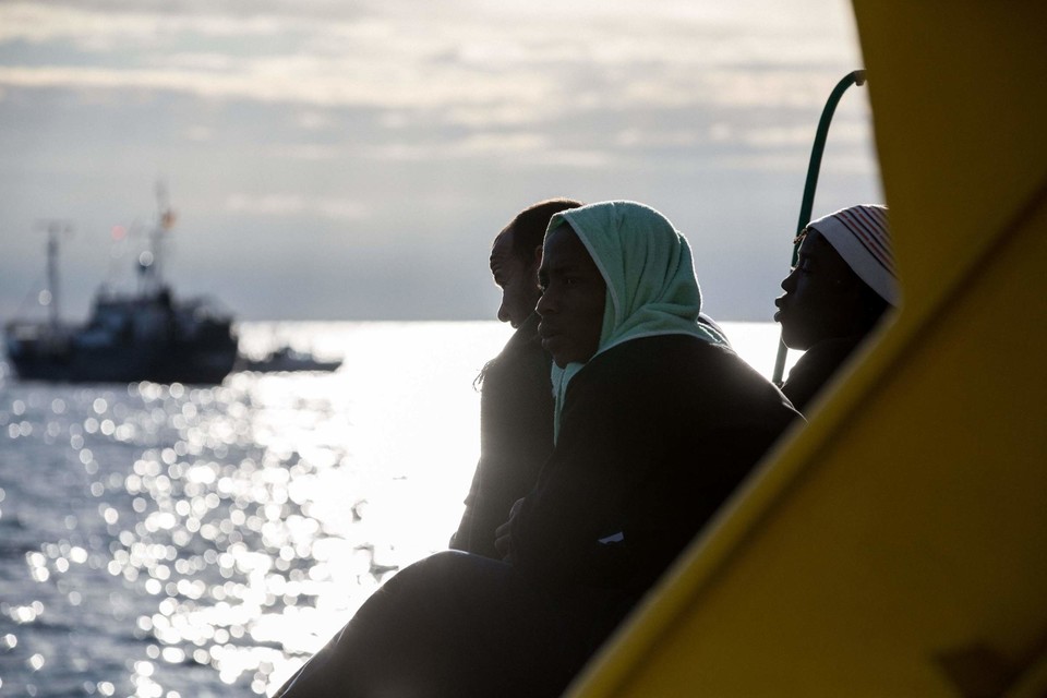 Nave di ong tedesca salva 64 migranti. Salvini: “Porto sicuro? Vada ad Amburgo”