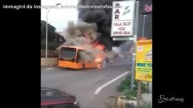 Autobus in fiamme, tragedia sfiorata per i bambini di Setteville Nord