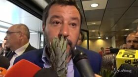 Ressa di giornalisti per Salvini: tra la selva dei microfoni spunta un ananas