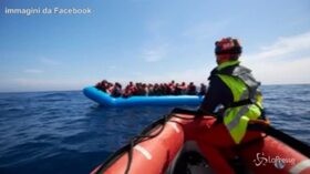 Migranti, Sea Eye soccorre 64 persone. Salvini: “Vadano in Germania”
