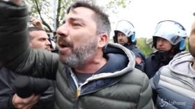 Torre Maura, manifestanti anti-rom bloccano volontari con pane