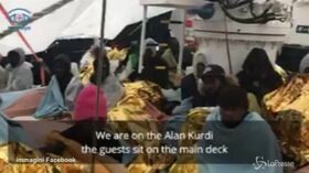 Vento e pioggia sui migranti: le immagini a bordo della nave Alan Kurdi