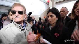 Rifiuti Roma, cittadini: “Se Raggi non risolve il problema rimarrà nella storia”