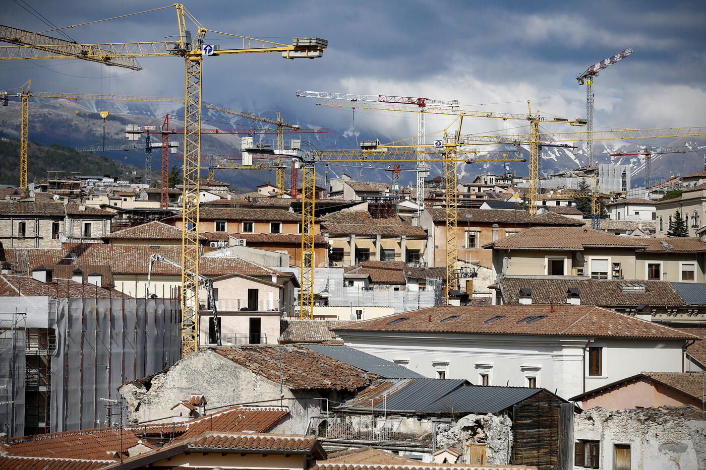 L’Aquila, dieci anni dal terremoto. Alla fiaccolata anche il premier Conte