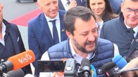 Salvini: “Troppi selfie? Sto al ministero il tempo necessario”