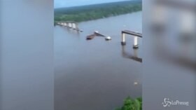 Brasile, il traghetto sbatte contro il ponte: le terribili immagini del crollo