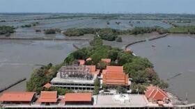 Thailandia, allarme erosione coste: il monastero è semisommerso