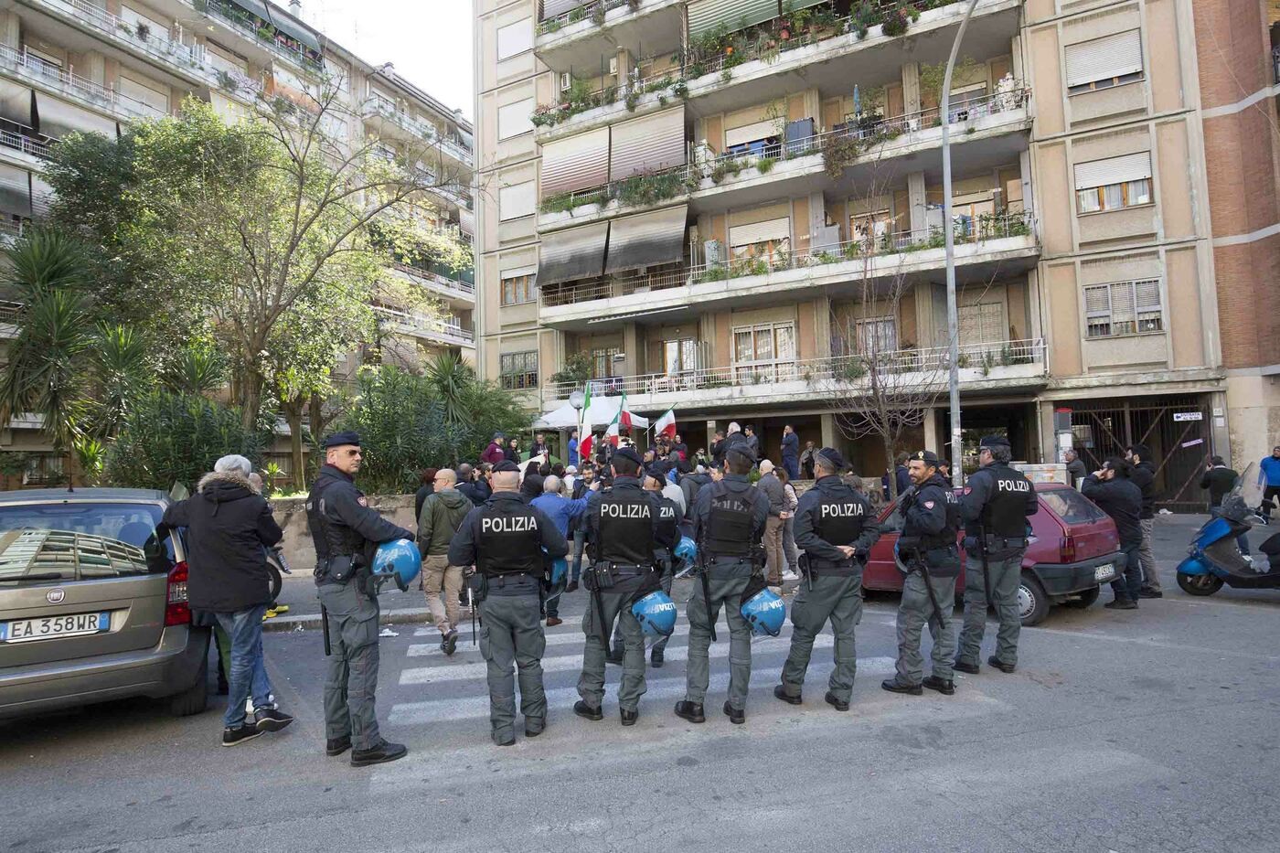 Roma, proteste a Casal Bruciato: mamma occupa casa assegnata a famiglia rom