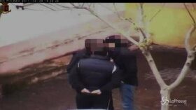 Calabria, arresti per associazione mafiosa: il video degli incontri nella piazza della città