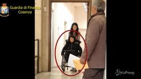Insegnante invalida, ma sta benissimo e gestisce un’agenzia di prestiti a Cosenza