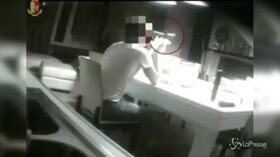 Arresti a Vibo Valentia, il mafioso lucida la pistola nel video della polizia
