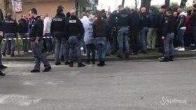 Napoli, agguato davanti a una scuola: un morto e un ferito. Illeso il nipotino della vittima