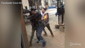 Chicago, guardia aggredita davanti a un McDonald: panico nel locale