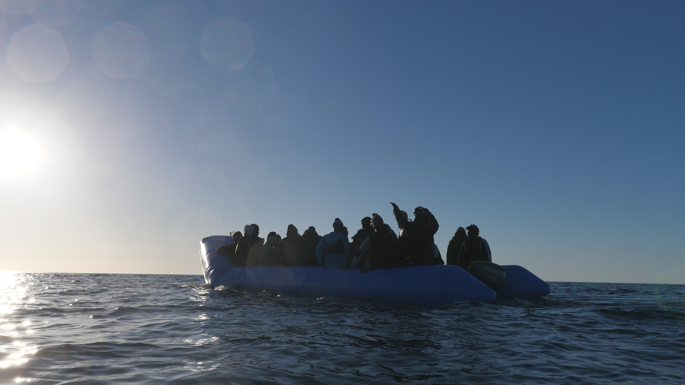 Migranti, barca in avaria con 20 persone a bordo soccorsa dalla Libia