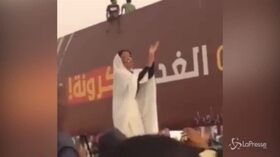 Sudan, la signora in bianco che canta per la rivoluzione
