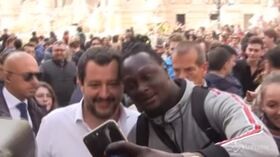 Salvini, anche gli ambulanti in coda per un selfie