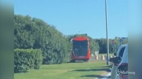 Fiumicino, il guidatore del bus è stanco di stare in coda e decide di attraversare l’aiuola