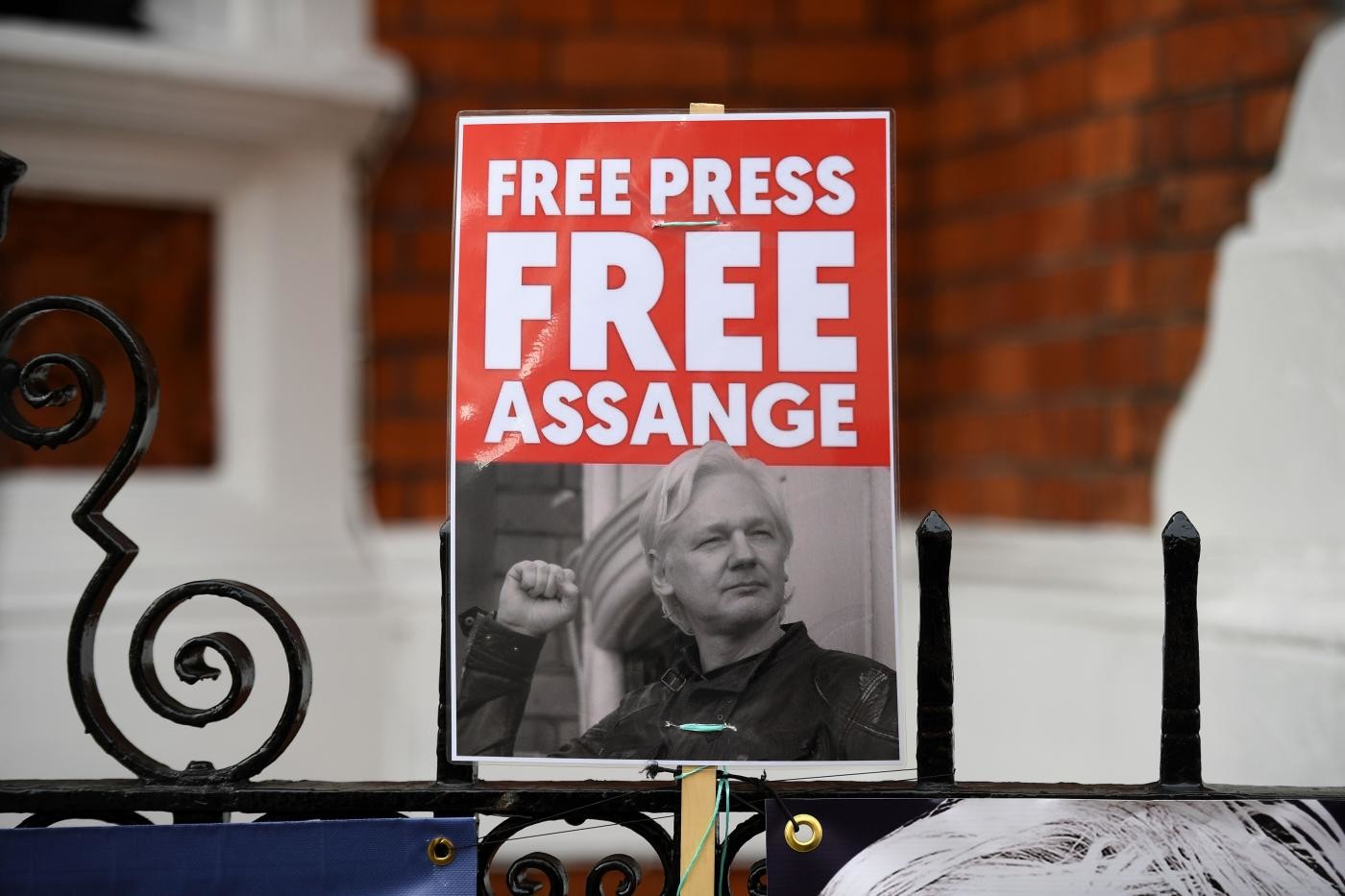 Londra, arrestato Julian Assange su richiesta degli Usa. L’Ecuador lo ha espulso dall’ambasciata